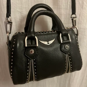 Zadig - Säljer nu min fina Zadig väska då jag sparar pengar till en annan väska. Superfint skick med inga slitage eller liknande! Köpt på zadig egna hemsida🤝 Tveka inte på att höra av dig vid förfrågningar!🤝🤝💞💞💞