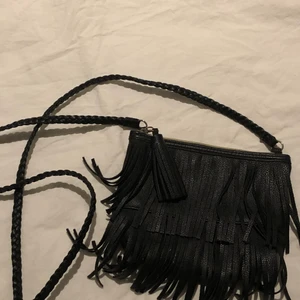 Snygg svart väska  - Sjukt snygg svart väska med små flärpar typ lite liknande maje väskorna som är sjukt trendiga just nu, väskan är köpt på hm för några år sedan