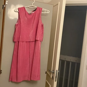Mywear young klänning strl:158/164 - Den är i gott skick (använd 2 gånger), i färgen rosa. Säljer för att den ej passar min stil längre