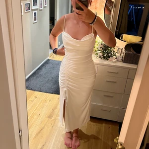 Zara klänning  - Super söt vit klänning från zara i storlek M. Helt ny, köpt i för nån månad sen. Helt oanvänd med prislapp kvar. Verkligen super fin, köpte den till balen men hade en annan. 😍😍🙌🏼🙌🏼