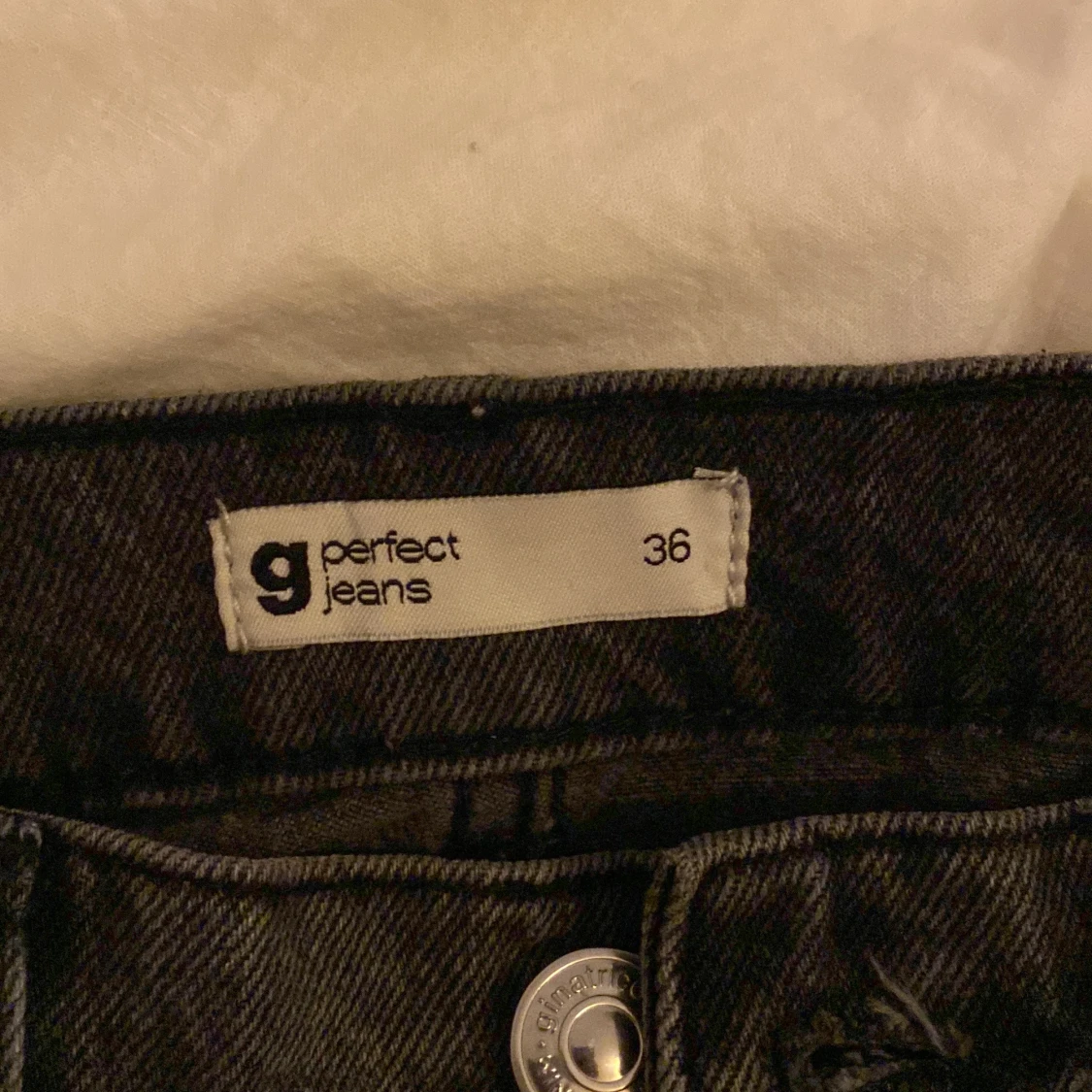 Mörkgrå straigtleg jeans (Gina tricot) - 90