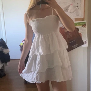 Vit klänning från gina tricot - Köpte denna för flera år sedan för en skolavslutning, dock inte min stil längre även fast jag tycker den är jättesöt.  Strl.38 och har lite stretch Väldigt fint skick, bara inte strukit klänningen så den ser lite knövlig ut.