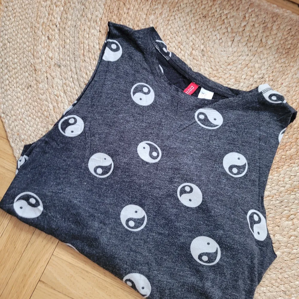 Ursnygg Topp /Linne gråsvart med vitt  yin yang mönster frånn H&M Divided. Stl.34, passar S, Xs. Mjuk kvalite. Använd, välvårdad, inga fel. Frakt tillkommer.. T-shirts.