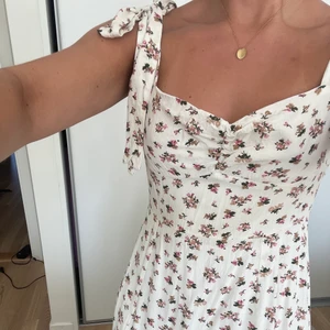 Klänning  - Säljer en klänning från Shein köpt inför denna sommaren men kom tyvärr inte till användning. Storlek S och i mycket fint skick. 🫧🫧