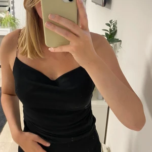 Fallande linne - Svart fallande linne i strl Xs från Gina tricot! Superskönt och stretchigt så passar även minst s🥰