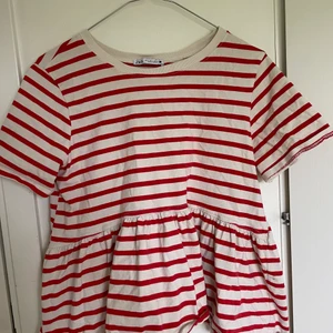 Randig volangtopp från Zara - Högsta bud just nu: 106kr 💗 Säljer min randiga volang topp från Zara i storlek S (Passar XS). Säljer p.g.a att det inte är min stil längre. Köparen står för frakten 💓 TRYCK INTE PÅ KÖP NU!! 