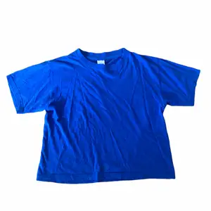 En blå t-shirt som sitter lite lösare på. Passar på S XS och M, eftersom de beror på hur man vill att den ska sitta. Väldigt bra skick. ❤️Frakt tillkommer❤️