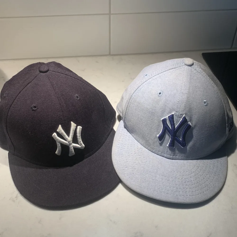 Nästintill oanvända platta New York Yankees kepsar! Båda ingår i köpet! Storleken står på tredje bilden, skulle uppskattas som XS- S 🧢✌️ Frakt tillkommer😆😆. Accessoarer.