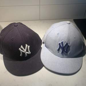 Nästintill oanvända platta New York Yankees kepsar! Båda ingår i köpet! Storleken står på tredje bilden, skulle uppskattas som XS- S 🧢✌️ Frakt tillkommer😆😆