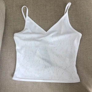 Linne - Vitt linne med glitter på från hm i storlek S, passar xs också. Använder ej funktionen frakt 26kr!