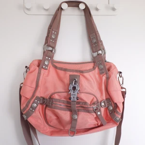 George gina & lucy väska 💕 - Finaste väskan från george gina & lucy💋 Bra skick. Den har lite tecken på användning, se bild, men det märks inte direkt på avstånd. Den kommer även med ett långt axelband.  Mått 35 x 24 cm💕