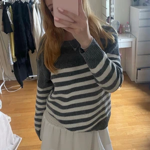 Randig stickad tröja - Grå/vit randig tröja, supermysig nu till hösten💓💓
