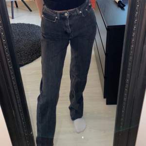 Superfina weekday jeans i modellen rowe, knappt använda. Köpta för 500 i weekday butiken i Göteborg. Köparen står för frakten❤️‍🔥