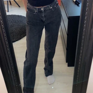 Weekday jeans - Superfina weekday jeans i modellen rowe, knappt använda. Köpta för 500 i weekday butiken i Göteborg. Köparen står för frakten❤️‍🔥