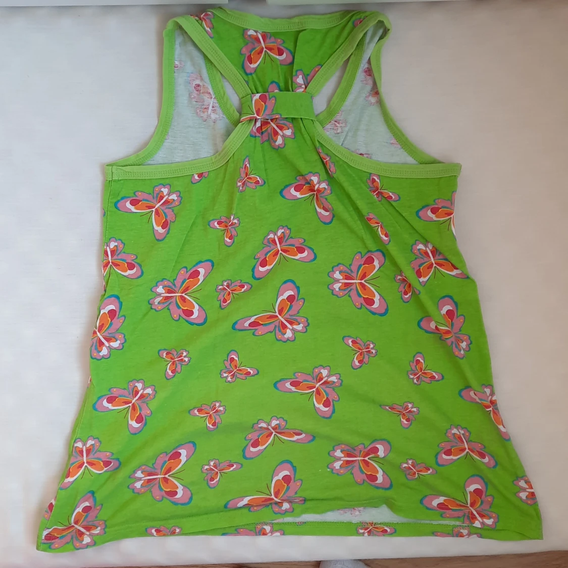 Grönt linne med fjärilar i st XS - 90