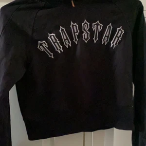 Trapstar Hoodie/Kofta - Trapstar kofta till salu, i en äldre modell som inte tillverkas längre. Pris 800kr kan diskuteras. Storl S men passar oxå XS liten i strl. (womens)