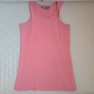 Rosa linne i st XS - Ett rosa linne i st 134/140 men strechigt och jag som 15 åring kan ha den och jag upplever den mer som en XS.