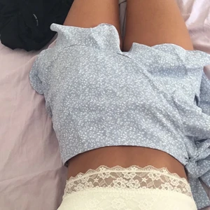 Shein kjol - Säljer denna så fina kjol som tyvärr inte kommer till använding! Endast använd 2 gånger och är så gott som ny!💗 kjolen är i en storlek S men passar även XS-M då den är shysterbar med ett pand som sitter fast i midjan!💗inköpnings pris var 110kr💞