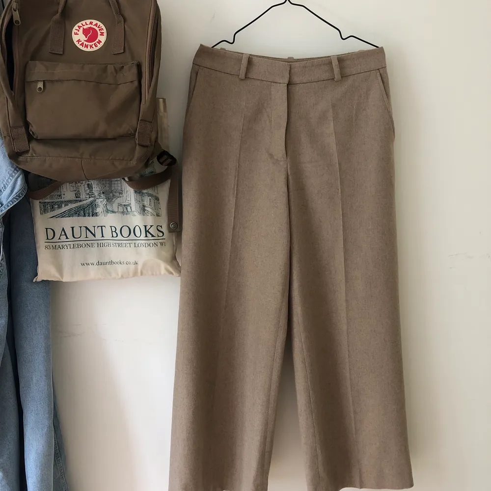Säljer mina highwaist-byxor från Samsøe då jag vuxit ur dem:’( De är i toppenskick och funkar perfekt med stickade tröjor.. Jeans & Byxor.