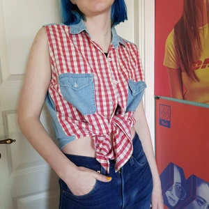 Vintage skjorta - Vintage skjorta utan ärmar i jeans och rutigt, rött och vitt tyg. Köpt från Beyond Retro och nästan aldrig använd.
