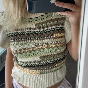 Så fin topp - Säljer denna så fina topp med volang på ärmarna! Från Zara förra året och finns inte kvar att köpa längre. Sparsamt använd och inga tecken på användning 💕💕