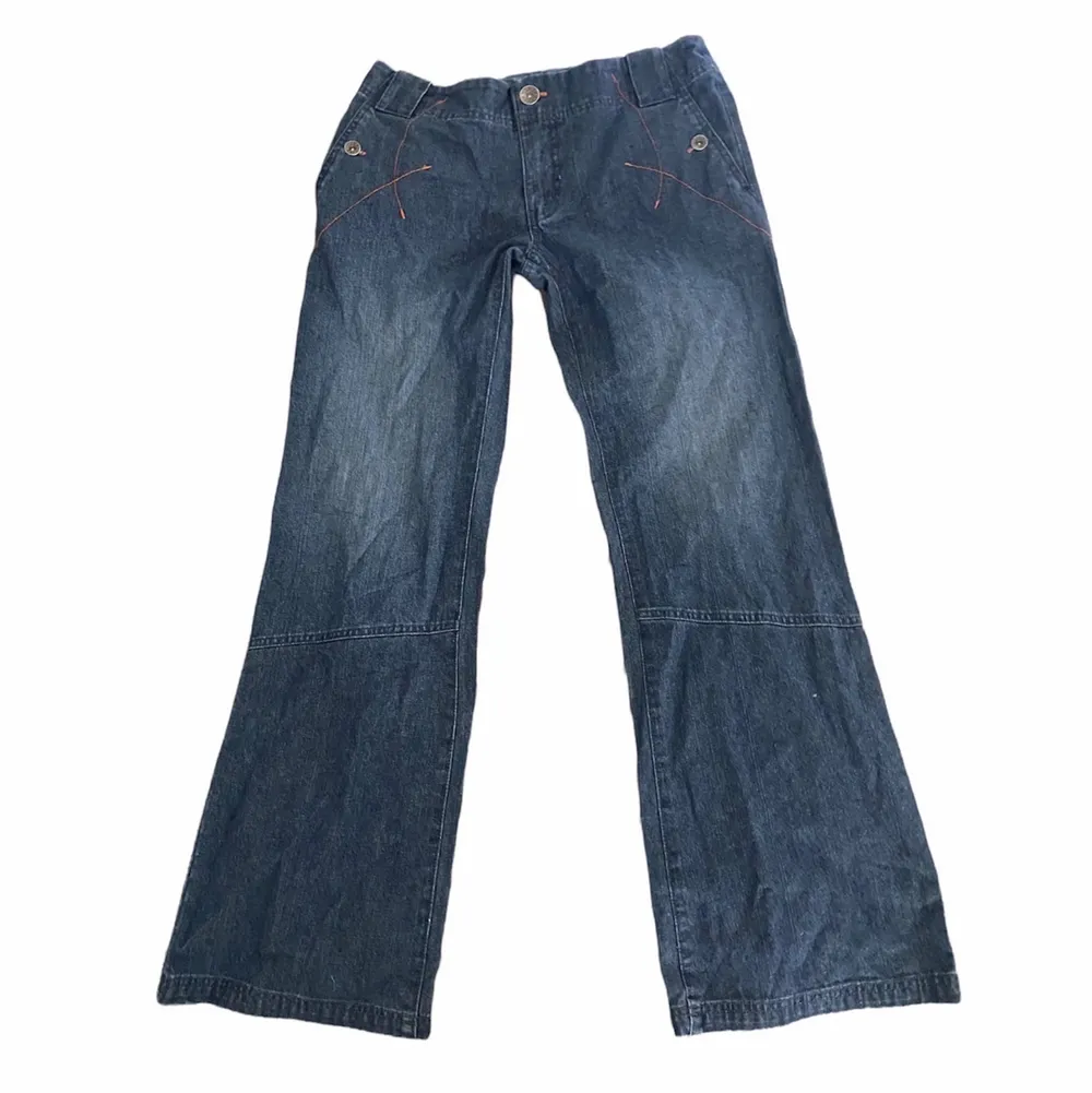 Lågmidjade jeans från girls casual wear🙏 för små för mig tyvärr🫠 lowrise 38 så små i storleken                                                 Midjemått: 77cm runt om ish                                    Innerbensmått: 79cm, går att sprätta upp 2-3cm. Jeans & Byxor.