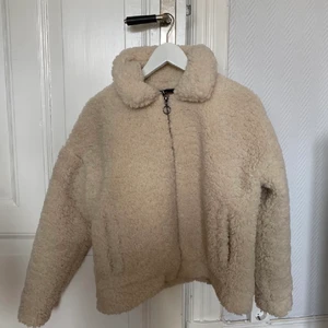 Fluffig jacka - Säljer min vinter jacka ifrån förre säsongen då den blivit för liten! Skriv privat för mer info!❤️