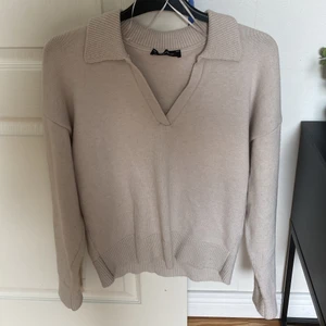 Stickad tröja - Jättefin beige stickad tröja från Chiquelle i jättefint skick. Säljer pga att jag inte har någon användning av den. Storleken är ONE SIZE och jag skulle säga att den passar någon mellan storlek XS-M.