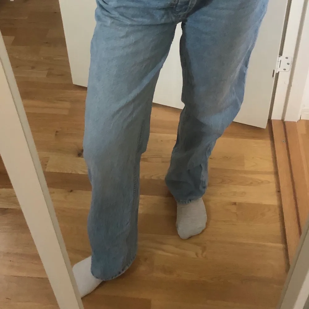 Ljusblå lågmidjade jeans från Asos i storlek S. Fint skick😊. Jeans & Byxor.