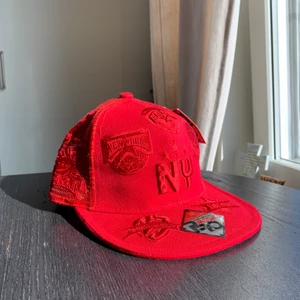 Keps basketball teams - Röd Keps med olika basketball lag. Helt ny, aldrig använts. Storlek M, one size