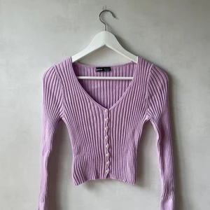 Långärmad croptop  - Super fint skick och knappt använd. Inga fläckar eller nåppor. Nypris 50kr