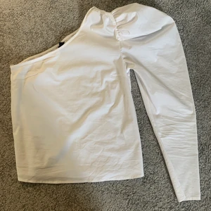 One-shoulder blus - Snygg vit blus, off shoulder på ena axeln, sen snygg ärm med lite puff på axeln! Snygg till alla tillfällen! Köpt för 269kr💕😊🫶