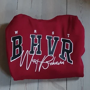 Vinröd/röd hoodie  - Vinröd/röd hoodie köpt för 400 kr.
