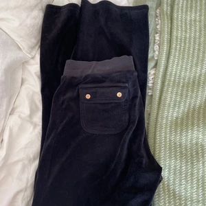 Juicy couture mjukisbyxor - Använda men i mycket gott skick. Storlek S, längden passar mig som är 165 cm lång. Säljer för att de inte kommer till användning.