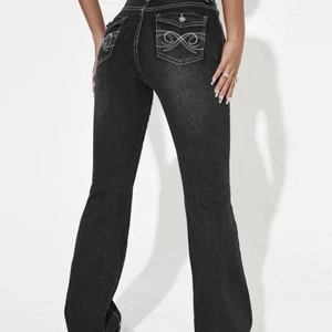 Y2k jeans storlek S - Ny skick, köptes från Shein för 269kr och jag säljer dom för 80 kr eller budgivning. Stretchiga och bra kvalitet. Vill ni ha mer bilder på dom så skriv till mig🤍 ville ha kvar dom men dom passa inte tyvärr:( bara provat dom så helt orörda annars. 