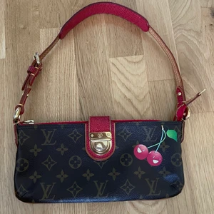 Louis Vuitton väska - Kollar intresset för denna underbara väska.  I mycket gott skick generellt men med små bruksmärken. Designer: Louis Vuitton, tillverkad 2005 . Mått: 26x13 cm Hör av dig för mer info!  Limited edition kollektion 