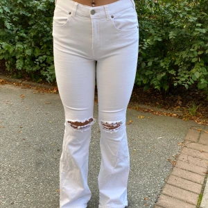 Dr.Denim Macy  - Dr.Denim Macy White Ripped Knees C03. Nästan aldrig använda. Jag har 36/38 i byxor så dem e små i storlek och har mycket strech. Kontakta vid fler bilder och intresse, pris kan diskuteras❤️