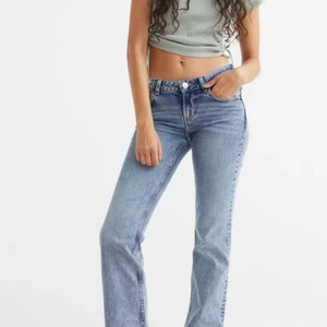 Hm Low flair jeans - Lånade bilder säljer mina jeans andvända 3 gng har en lite slitning på hälen vid ena benet men inget man tänker på