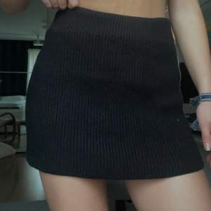 Säljer nu denna eftertraktade stickade kjol från zara i storlek small. Kan användas som topp också eller lågmidjad om man föredrar det ❤️‍🔥❤️‍🔥 Är en likadan som den andra bilden (lånad). 🤍 LÄGG BUD!