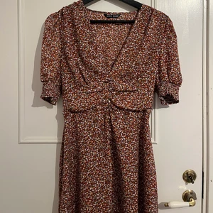 Blommig klänning  - En blommig klänning i strl M, helt oanvänd