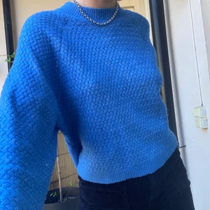 Superfin stickad tröja - Stickad blå tröja från Mango. Superskön och väldigt bra form vilket göra att den är snygg till det mesta! Gör lite ont att sälja denna men behöver plats efter flytt:’(