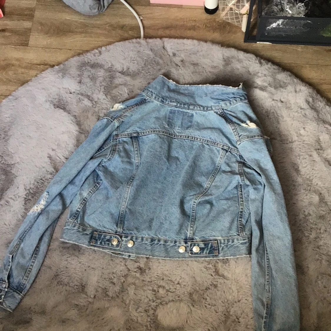  Ljusblå jeans jacka Med lite äfflade Hål lager 157 storlek xs  - 90