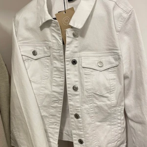 Jeans jacka  - Helt ny jeans jacka. Aldrig används. Prislappen hänger kvar. 