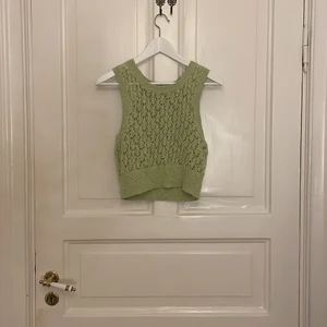 Stickad topp från Monki - Fin stickad topp från Monki. Köpte den 2019 och har bara använt den någon gång. Säljer då den är näst intill oanvänd och inte längre min stil 🫶🏼💚✨