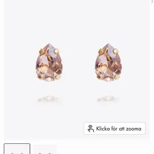 Heej!💓 Säljer nu mina älskade örhängen från Caroline Svedbom, helt oanvända!🫶🏻 Köpta för 400kr! Kom med prisförslag ⭐️