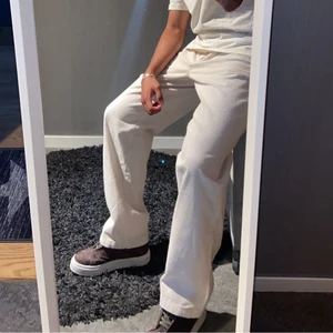 Byxor - Säljer dessa helt nya krämvita Manchester byxor från H&M då de är lite för stora för mig. De är ganska stora i storleken, sitter som 30/32. Skriv privat för mer bilder. Skick:10/10 storlek 30/32