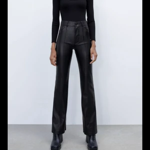 Skinnbyxor - Fina skinnbyxor från zara i storlek 38 men är små i storleken. Använd några fåtal ggr och är i bra skick. 