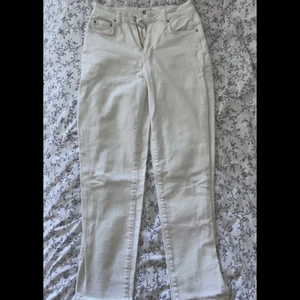 Vita mom jeans från Gina tricot - Storlek 38 haft de i cirka 1 år men knappt använt de. Jag är 174cm lång och de här sitter lite kort på mina ben så de här passar säkert någon bättre med lite kortare ben.