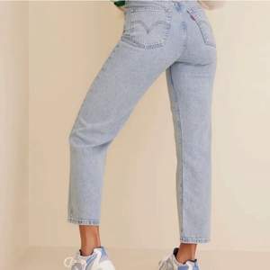 Levis jeans i modellen Ribcage Straight Ankle Jeans. i nyskick och endast testade, Storlek 29/27. Köpta för ca 800kr, bud från 400+ frakt 💞 hör av er för fler bilder