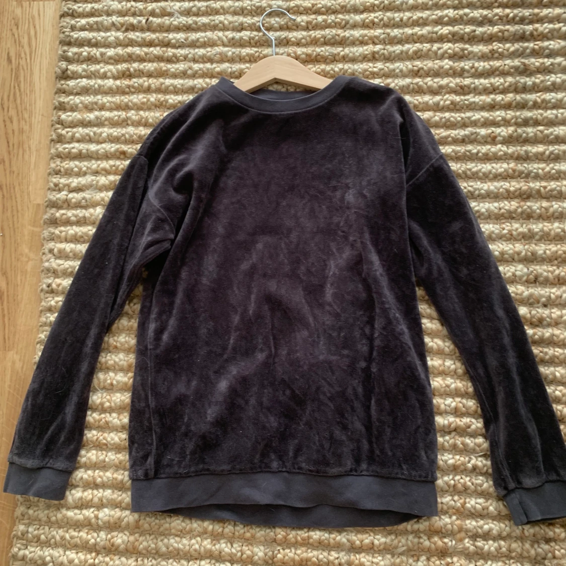 Mjuk svart tröja